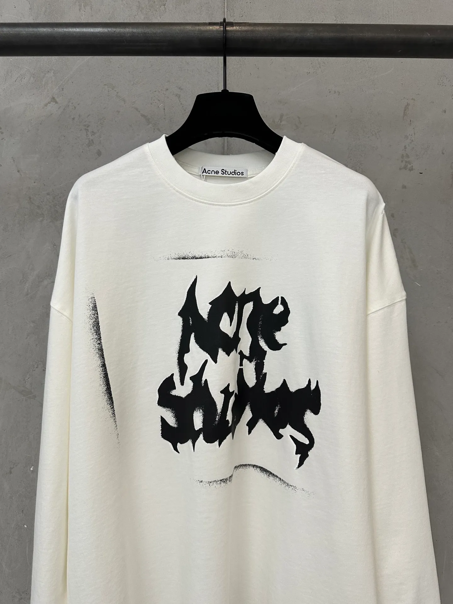 ￼ 165 Acne studio FW 26 Gothic style distressed logo long-sleeved T-shirt Fabric: High-definition super heavyweight cotton double yarn compact Xinjiang cotton Gram weight gram Paired with 2*2 Salona rib Clean cloth surface Clear cloth texture Tight and stiff High color fastness No change in shape No Color Change Customized hardware Threads Accessories Alignment Men and women Same Style Color: Black Cream White Size: XS S M L XL
